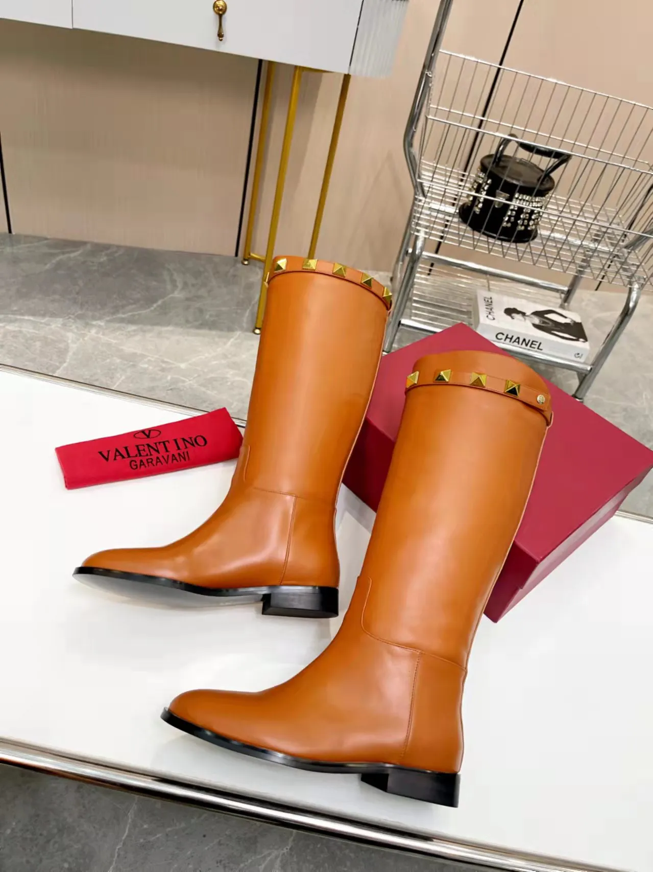 👟👟Ex-factory price 740👟👟 Genuine leather sole +40🆕 Valentino. Valentino autumn and winter fashion women's boots: Comfortable and versatile on the upper feet, showing long legs, Fabric: Imported first-layer cowhide ⚡The most popular V buckle ⚡Inside feet all genuine leather Code number: 35−40 (Customized size 41) Boot height: 15 inches